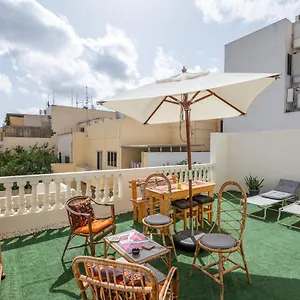  Privatunterkunft Close To Airport, Double Bedroom, Sofa-bed, Private Bathroom For Adults And Children Aged 10 And Over Only